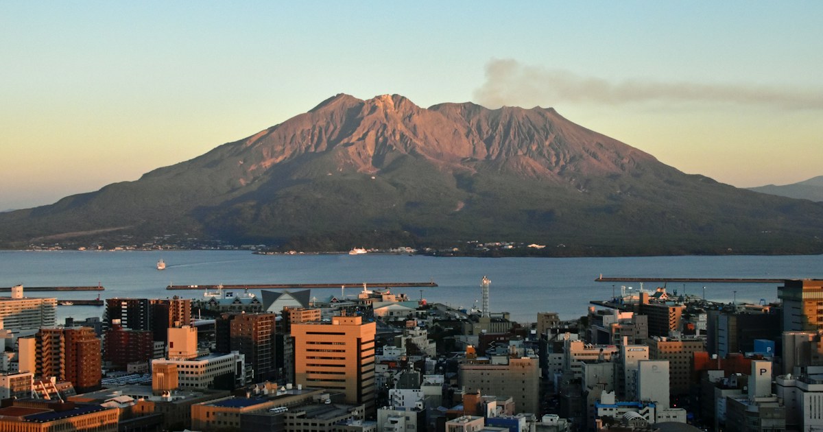 鹿児島の街と桜島を望む風景